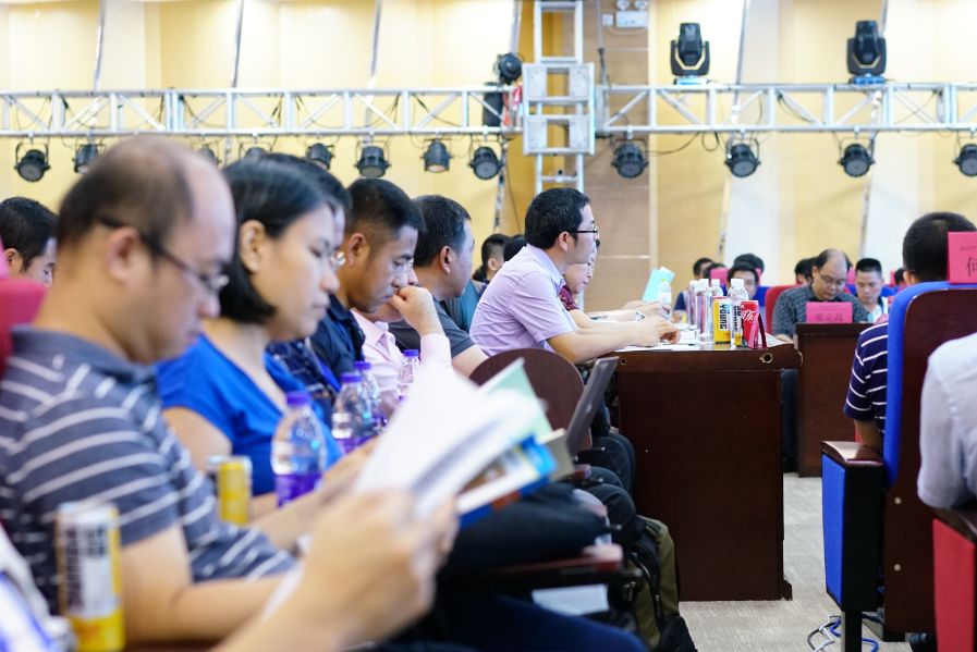 參會代表認真學習會議資料